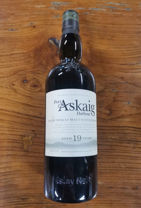 cave-nantes-port-askaig-harbour-islay-single-malt-scotch-whisky-19-ans